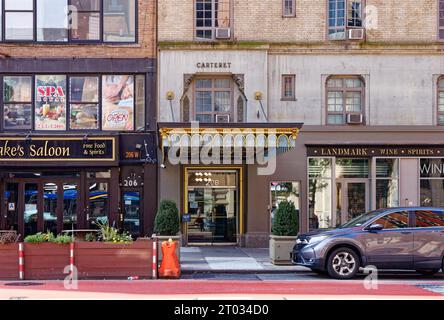 Emery Roth verzierte beigefarbene Ziegelsteine Carteret, 208 West 23rd Street in Chelsea, mit Terrakotta-Medaillons und Fensterumrandungen. Stockfoto