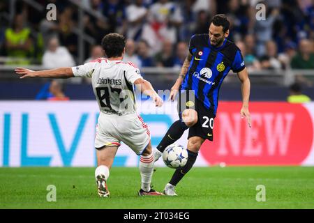 Mailand, Italien. 3. Oktober 2023. Hakan Calhanoglu vom FC Internazionale tritt um den Ball mit Joao Neves vom SL Benfica während des UEFA Champions League-Spiels zwischen dem FC Internazionale und SL Benfica an. Quelle: Nicolò Campo/Alamy Live News Stockfoto