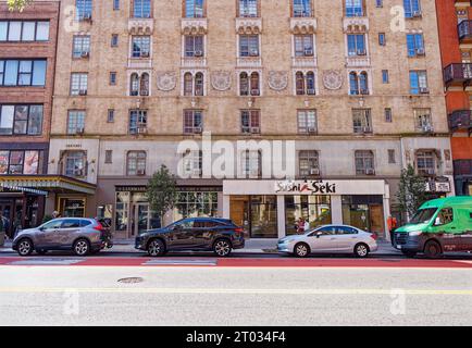 Emery Roth verzierte beigefarbene Ziegelsteine Carteret, 208 West 23rd Street in Chelsea, mit Terrakotta-Medaillons und Fensterumrandungen. Stockfoto