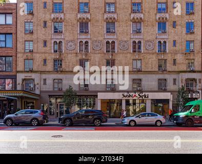 Emery Roth verzierte beigefarbene Ziegelsteine Carteret, 208 West 23rd Street in Chelsea, mit Terrakotta-Medaillons und Fensterumrandungen. Stockfoto