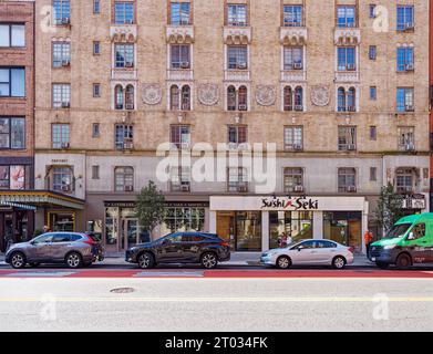 Emery Roth verzierte beigefarbene Ziegelsteine Carteret, 208 West 23rd Street in Chelsea, mit Terrakotta-Medaillons und Fensterumrandungen. Stockfoto