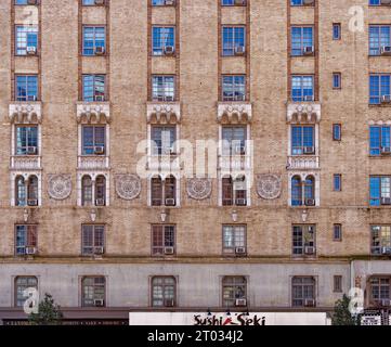 Emery Roth verzierte beigefarbene Ziegelsteine Carteret, 208 West 23rd Street in Chelsea, mit Terrakotta-Medaillons und Fensterumrandungen. Stockfoto