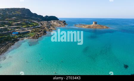 Luftbild des alten Gefängnisturms auf der Isola della Pelosa im Nordwesten Sardiniens in der Provinz Sassari. Stintino Town, Sardinien, Italien. Stockfoto