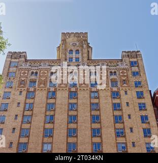 Emery Roth verzierte beigefarbene Ziegelsteine Carteret, 208 West 23rd Street in Chelsea, mit Terrakotta-Medaillons und Fensterumrandungen. Stockfoto