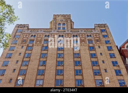 Emery Roth verzierte beigefarbene Ziegelsteine Carteret, 208 West 23rd Street in Chelsea, mit Terrakotta-Medaillons und Fensterumrandungen. Stockfoto