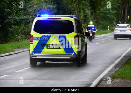 Radrennen - Sparkassen Münsterland Giro - Profirennen Polizeifahrzeug mit eingeschaltetem Blaulicht während des Radrennens Sparkassen Münsterland Giro die 17. Auflage der Münsterland Giro findet unter Anlehnung an den 375. Jahrestag des Westfälischen Friedens auf der Strecke von Osnabrück nach Münster statt. Auf der ca. 200 km von langer Strecke geht es es von Osnabrück in Niedersachsen bis nach Münster in Nordrhein-Westfalen. Hierbei werden die Landkreise Osnabrück, Steinfurt und Münster durchfahren. Es starteten 174 Radprofis. In weiteren Rennen starteten über 5000 Rennfahrer in verschiedene Stockfoto