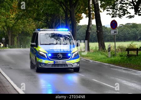 Radrennen - Sparkassen Münsterland Giro - Profirennen Polizeifahrzeug mit eingeschaltetem Blaulicht während des Radrennens Sparkassen Münsterland Giro die 17. Auflage der Münsterland Giro findet unter Anlehnung an den 375. Jahrestag des Westfälischen Friedens auf der Strecke von Osnabrück nach Münster statt. Auf der ca. 200 km von langer Strecke geht es es von Osnabrück in Niedersachsen bis nach Münster in Nordrhein-Westfalen. Hierbei werden die Landkreise Osnabrück, Steinfurt und Münster durchfahren. Es starteten 174 Radprofis. In weiteren Rennen starteten über 5000 Rennfahrer in verschiedene Stockfoto