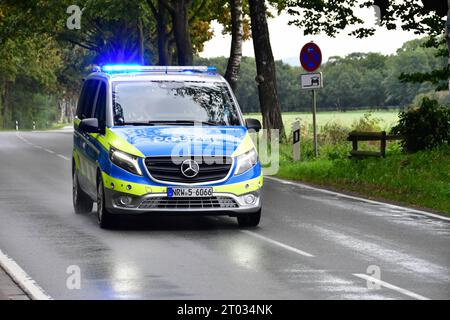 Radrennen - Sparkassen Münsterland Giro - Profirennen Polizeifahrzeug mit eingeschaltetem Blaulicht während des Radrennens Sparkassen Münsterland Giro die 17. Auflage der Münsterland Giro findet unter Anlehnung an den 375. Jahrestag des Westfälischen Friedens auf der Strecke von Osnabrück nach Münster statt. Auf der ca. 200 km von langer Strecke geht es es von Osnabrück in Niedersachsen bis nach Münster in Nordrhein-Westfalen. Hierbei werden die Landkreise Osnabrück, Steinfurt und Münster durchfahren. Es starteten 174 Radprofis. In weiteren Rennen starteten über 5000 Rennfahrer in verschiedene Stockfoto