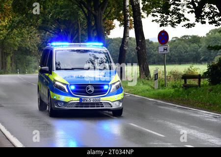 Radrennen - Sparkassen Münsterland Giro - Profirennen Polizeifahrzeug mit eingeschaltetem Blaulicht während des Radrennens Sparkassen Münsterland Giro die 17. Auflage der Münsterland Giro findet unter Anlehnung an den 375. Jahrestag des Westfälischen Friedens auf der Strecke von Osnabrück nach Münster statt. Auf der ca. 200 km von langer Strecke geht es es von Osnabrück in Niedersachsen bis nach Münster in Nordrhein-Westfalen. Hierbei werden die Landkreise Osnabrück, Steinfurt und Münster durchfahren. Es starteten 174 Radprofis. In weiteren Rennen starteten über 5000 Rennfahrer in verschiedene Stockfoto