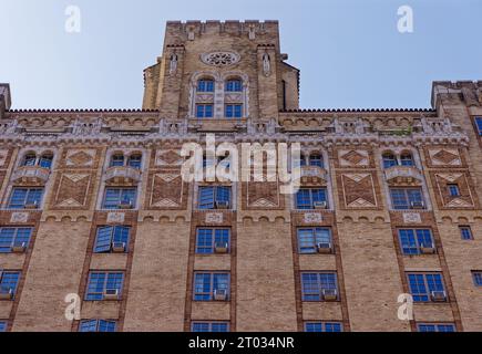 Emery Roth verzierte beigefarbene Ziegelsteine Carteret, 208 West 23rd Street in Chelsea, mit Terrakotta-Medaillons und Fensterumrandungen. Stockfoto