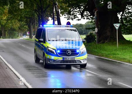 Radrennen - Sparkassen Münsterland Giro - Profirennen Polizeifahrzeug mit eingeschaltetem Blaulicht während des Radrennens Sparkassen Münsterland Giro die 17. Auflage der Münsterland Giro findet unter Anlehnung an den 375. Jahrestag des Westfälischen Friedens auf der Strecke von Osnabrück nach Münster statt. Auf der ca. 200 km von langer Strecke geht es es von Osnabrück in Niedersachsen bis nach Münster in Nordrhein-Westfalen. Hierbei werden die Landkreise Osnabrück, Steinfurt und Münster durchfahren. Es starteten 174 Radprofis. In weiteren Rennen starteten über 5000 Rennfahrer in verschiedene Stockfoto