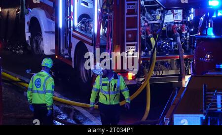 Mestre, Italien. Oktober 2023. Mestre - Katastrophe in Mestre fällt Hybridbus von der Überführung und fängt Feuer, 21 Tote, viele Verletzte und Vermisste, Feuerwehrleute, Krankenwagen und Rettungsfahrzeuge am Unfallort. Auf dem Foto der Bürgermeister von Mestre Luigi Brugnaro und der Patriarch von Venedig Francesco Moraglia redaktionelle Usage Only Credit: Independent Photo Agency/Alamy Live News Stockfoto