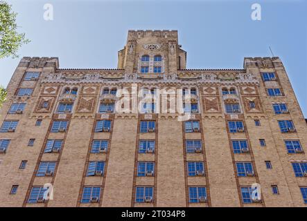 Emery Roth verzierte beigefarbene Ziegelsteine Carteret, 208 West 23rd Street in Chelsea, mit Terrakotta-Medaillons und Fensterumrandungen. Stockfoto