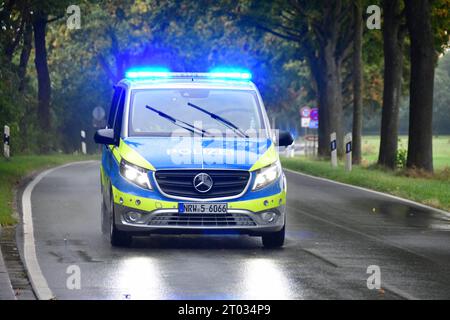 Radrennen - Sparkassen Münsterland Giro - Profirennen Polizeifahrzeug mit eingeschaltetem Blaulicht während des Radrennens Sparkassen Münsterland Giro die 17. Auflage der Münsterland Giro findet unter Anlehnung an den 375. Jahrestag des Westfälischen Friedens auf der Strecke von Osnabrück nach Münster statt. Auf der ca. 200 km von langer Strecke geht es es von Osnabrück in Niedersachsen bis nach Münster in Nordrhein-Westfalen. Hierbei werden die Landkreise Osnabrück, Steinfurt und Münster durchfahren. Es starteten 174 Radprofis. In weiteren Rennen starteten über 5000 Rennfahrer in verschiedene Stockfoto