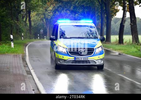 Radrennen - Sparkassen Münsterland Giro - Profirennen Polizeifahrzeug mit eingeschaltetem Blaulicht während des Radrennens Sparkassen Münsterland Giro die 17. Auflage der Münsterland Giro findet unter Anlehnung an den 375. Jahrestag des Westfälischen Friedens auf der Strecke von Osnabrück nach Münster statt. Auf der ca. 200 km von langer Strecke geht es es von Osnabrück in Niedersachsen bis nach Münster in Nordrhein-Westfalen. Hierbei werden die Landkreise Osnabrück, Steinfurt und Münster durchfahren. Es starteten 174 Radprofis. In weiteren Rennen starteten über 5000 Rennfahrer in verschiedene Stockfoto