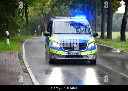 Radrennen - Sparkassen Münsterland Giro - Profirennen Polizeifahrzeug mit eingeschaltetem Blaulicht während des Radrennens Sparkassen Münsterland Giro die 17. Auflage der Münsterland Giro findet unter Anlehnung an den 375. Jahrestag des Westfälischen Friedens auf der Strecke von Osnabrück nach Münster statt. Auf der ca. 200 km von langer Strecke geht es es von Osnabrück in Niedersachsen bis nach Münster in Nordrhein-Westfalen. Hierbei werden die Landkreise Osnabrück, Steinfurt und Münster durchfahren. Es starteten 174 Radprofis. In weiteren Rennen starteten über 5000 Rennfahrer in verschiedene Stockfoto