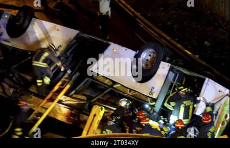 Mestre, Italien. Oktober 2023. Mestre - Katastrophe in Mestre fällt Hybridbus von der Überführung und fängt Feuer, 21 Tote, viele Verletzte und Vermisste, Feuerwehrleute, Krankenwagen und Rettungsfahrzeuge am Unfallort. Auf dem Foto der Bürgermeister von Mestre Luigi Brugnaro und der Patriarch von Venedig Francesco Moraglia redaktionelle Usage Only Credit: Independent Photo Agency/Alamy Live News Stockfoto