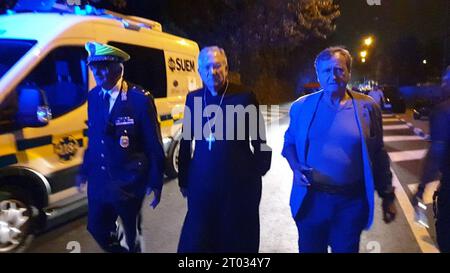 Mestre, Italien. Oktober 2023. Mestre - Katastrophe in Mestre fällt Hybridbus von der Überführung und fängt Feuer, 21 Tote, viele Verletzte und Vermisste, Feuerwehrleute, Krankenwagen und Rettungsfahrzeuge am Unfallort. Auf dem Foto der Bürgermeister von Mestre Luigi Brugnaro und der Patriarch von Venedig Francesco Moraglia redaktionelle Usage Only Credit: Independent Photo Agency/Alamy Live News Stockfoto
