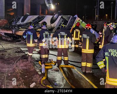 Mestre, Italien. Oktober 2023. Mestre - Katastrophe in Mestre fällt Hybridbus von der Überführung und fängt Feuer, 21 Tote, viele Verletzte und Vermisste, Feuerwehrleute, Krankenwagen und Rettungsfahrzeuge am Unfallort. Auf dem Foto der Bürgermeister von Mestre Luigi Brugnaro und der Patriarch von Venedig Francesco Moraglia redaktionelle Usage Only Credit: Independent Photo Agency/Alamy Live News Stockfoto