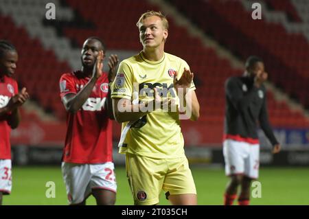 London, England. Oktober 2023. Ashley Maynard-Brewer von Charlton Athletic applaudiert den Fans nach dem Sieg von Charlton Athletic gegen Exeter City im Spiel der Sky Bet League One im Valley. Kyle Andrews/Alamy Live News Stockfoto