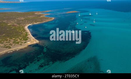 Luftbild der Insel Isola Piana in der Nähe von Stintino und des Strandes von Spiaggia La Pelosa. Bergige Insel, blaues Wasser und klarer Himmel. Nordwest p Stockfoto