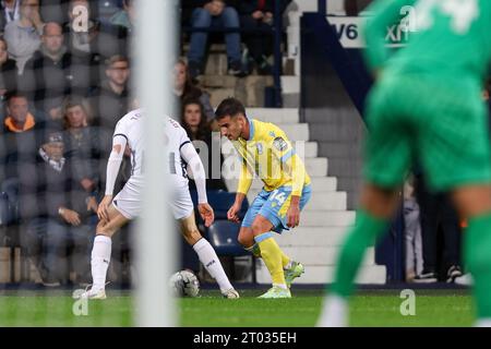 West Bromwich, Großbritannien. Oktober 2023. Der Pol Valentín von Sheffield Wednesday versucht, während des Spiels der EFL Sky Bet Championship zwischen West Bromwich Albion und Sheffield Wednesday bei den Hawthorns in West Bromwich, England am 3. Oktober 2023 ein C zu schaffen. Foto von Stuart Leggett. Nur redaktionelle Verwendung, Lizenz für kommerzielle Nutzung erforderlich. Keine Verwendung bei Wetten, Spielen oder Publikationen eines einzelnen Clubs/einer Liga/eines Spielers. Quelle: UK Sports Pics Ltd/Alamy Live News Stockfoto