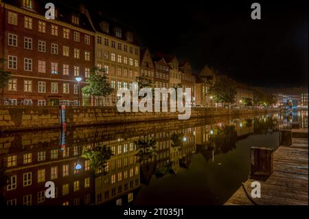 Der Slotsholm-Kanal in Kopenhagen, wo sich die Häuser nachts im ruhigen Wasser spiegeln, Dänemark, 2. Oktober 2023 Stockfoto