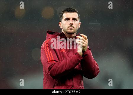 Mason Mount von Manchester United begrüßt die Fans nach der Niederlage im Finale des Spiels der UEFA Champions League Gruppe A in Old Trafford, Manchester. Bilddatum: Dienstag, 3. Oktober 2023. Stockfoto