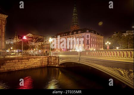 Højbro-Brücke im Zentrum von Kopenhagen bei Nacht im Wasser reflektierend, Dänemark, 2. Oktober 2023 Stockfoto