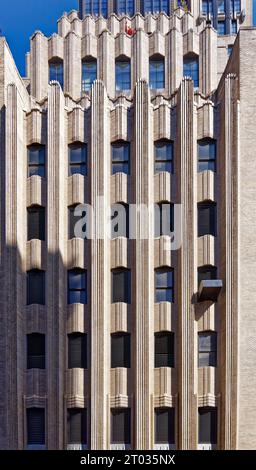 Verizon besetzt Büros im Walker Tower, 212 W 18th Street; mehrere Millionen Dollar teure Wohnungen befinden sich in den oberen Stockwerken des Art déco-Gebäudes. Stockfoto