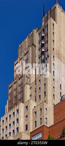 Verizon besetzt Büros im Walker Tower, 212 W 18th Street; mehrere Millionen Dollar teure Wohnungen befinden sich in den oberen Stockwerken des Art déco-Gebäudes. Stockfoto