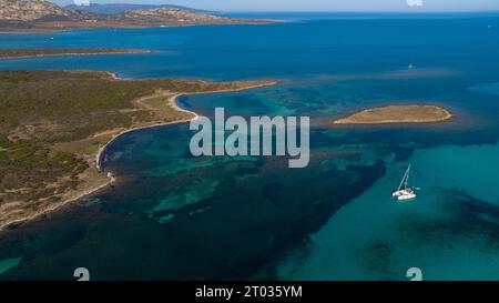 Luftbild der Insel Isola Piana in der Nähe von Stintino und des Strandes von Spiaggia La Pelosa. Bergige Insel, blaues Wasser und klarer Himmel. Nordwest p Stockfoto