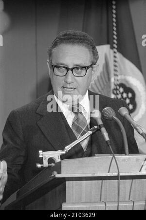 Außenminister Henry Kissinger sprach auf einer Pressekonferenz im Jahr 1975 in den USA Stockfoto