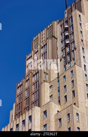 Verizon besetzt Büros im Walker Tower, 212 W 18th Street; mehrere Millionen Dollar teure Wohnungen befinden sich in den oberen Stockwerken des Art déco-Gebäudes. Stockfoto