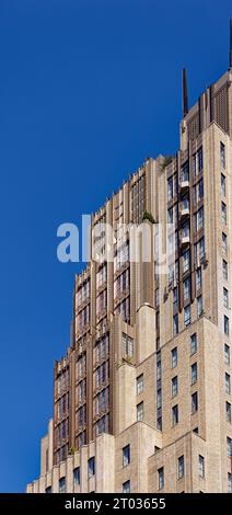 Verizon besetzt Büros im Walker Tower, 212 W 18th Street; mehrere Millionen Dollar teure Wohnungen befinden sich in den oberen Stockwerken des Art déco-Gebäudes. Stockfoto