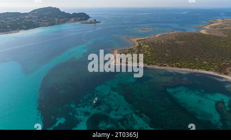 Luftbild der Insel Isola Piana in der Nähe von Stintino und des Strandes von Spiaggia La Pelosa. Bergige Insel, blaues Wasser und klarer Himmel. Nordwest p Stockfoto