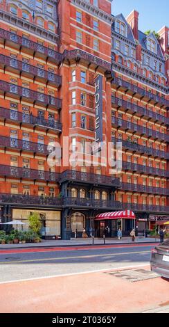 Das Hotel Chelsea dominiert den Block mit seiner dunkelroten Fassade, markanten Balkonen aus Eisen und einem dreistöckigen beleuchteten Schild an der 222 W 23rd Street in Midtown. Stockfoto