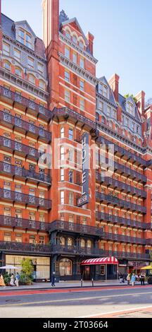 Das Hotel Chelsea dominiert den Block mit seiner dunkelroten Fassade, markanten Balkonen aus Eisen und einem dreistöckigen beleuchteten Schild an der 222 W 23rd Street in Midtown. Stockfoto