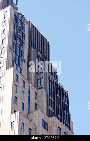 Verizon besetzt Büros im Walker Tower, 212 W 18th Street; mehrere Millionen Dollar teure Wohnungen befinden sich in den oberen Stockwerken des Art déco-Gebäudes. Stockfoto