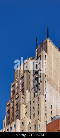 Verizon besetzt Büros im Walker Tower, 212 W 18th Street; mehrere Millionen Dollar teure Wohnungen befinden sich in den oberen Stockwerken des Art déco-Gebäudes. Stockfoto