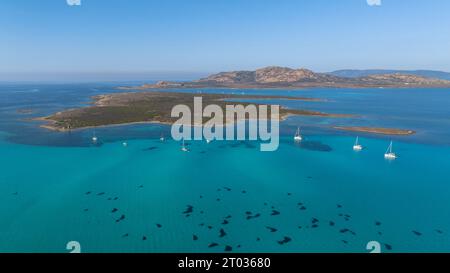 Luftbild der Insel Isola Piana in der Nähe von Stintino und des Strandes von Spiaggia La Pelosa. Bergige Insel, blaues Wasser und klarer Himmel. Nordwest p Stockfoto