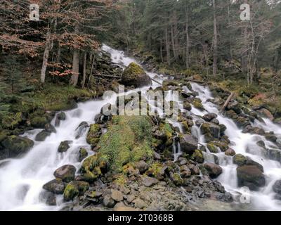 Der Uehls deth joeu Wasserfall, in den katalanischen Pyrenäen, an einem Punkt des Wanderweges, der zur Artiga de Lin führt. Stockfoto