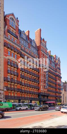 Das Hotel Chelsea dominiert den Block mit seiner dunkelroten Fassade, markanten Balkonen aus Eisen und einem dreistöckigen beleuchteten Schild an der 222 W 23rd Street in Midtown. Stockfoto