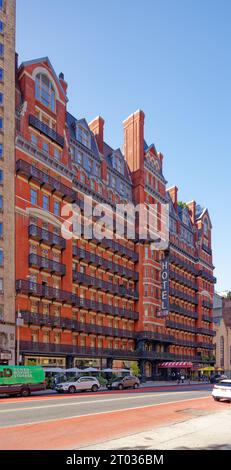 Das Hotel Chelsea dominiert den Block mit seiner dunkelroten Fassade, markanten Balkonen aus Eisen und einem dreistöckigen beleuchteten Schild an der 222 W 23rd Street in Midtown. Stockfoto