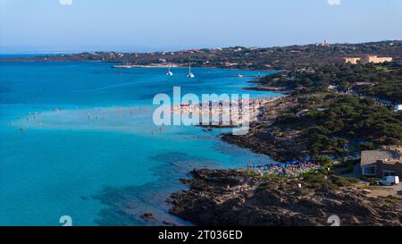 Luftaufnahme von Spiaggia La Pelosa und Spiaggia Dela Pelosetta im Nordwesten Sardiniens. Stintino, Provinz Sassari. Sonniger Tag, klares Wasser. Stockfoto