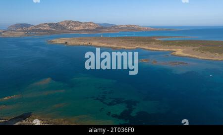 Luftbild der Insel Isola Piana in der Nähe von Stintino und des Strandes von Spiaggia La Pelosa. Bergige Insel, blaues Wasser und klarer Himmel. Nordwest p Stockfoto