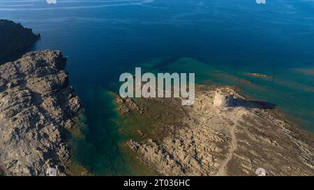 Luftbild des alten Gefängnisturms auf der Isola della Pelosa im Nordwesten Sardiniens in der Provinz Sassari. Stintino Town, Sardinien, Italien. Stockfoto