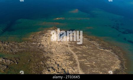 Luftbild des alten Gefängnisturms auf der Isola della Pelosa im Nordwesten Sardiniens in der Provinz Sassari. Stintino Town, Sardinien, Italien. Stockfoto