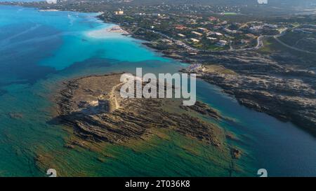 Luftbild des alten Gefängnisturms auf der Isola della Pelosa im Nordwesten Sardiniens in der Provinz Sassari. Stintino Town, Sardinien, Italien. Stockfoto