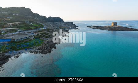 Luftbild des alten Gefängnisturms auf der Isola della Pelosa im Nordwesten Sardiniens in der Provinz Sassari. Stintino Town, Sardinien, Italien. Stockfoto